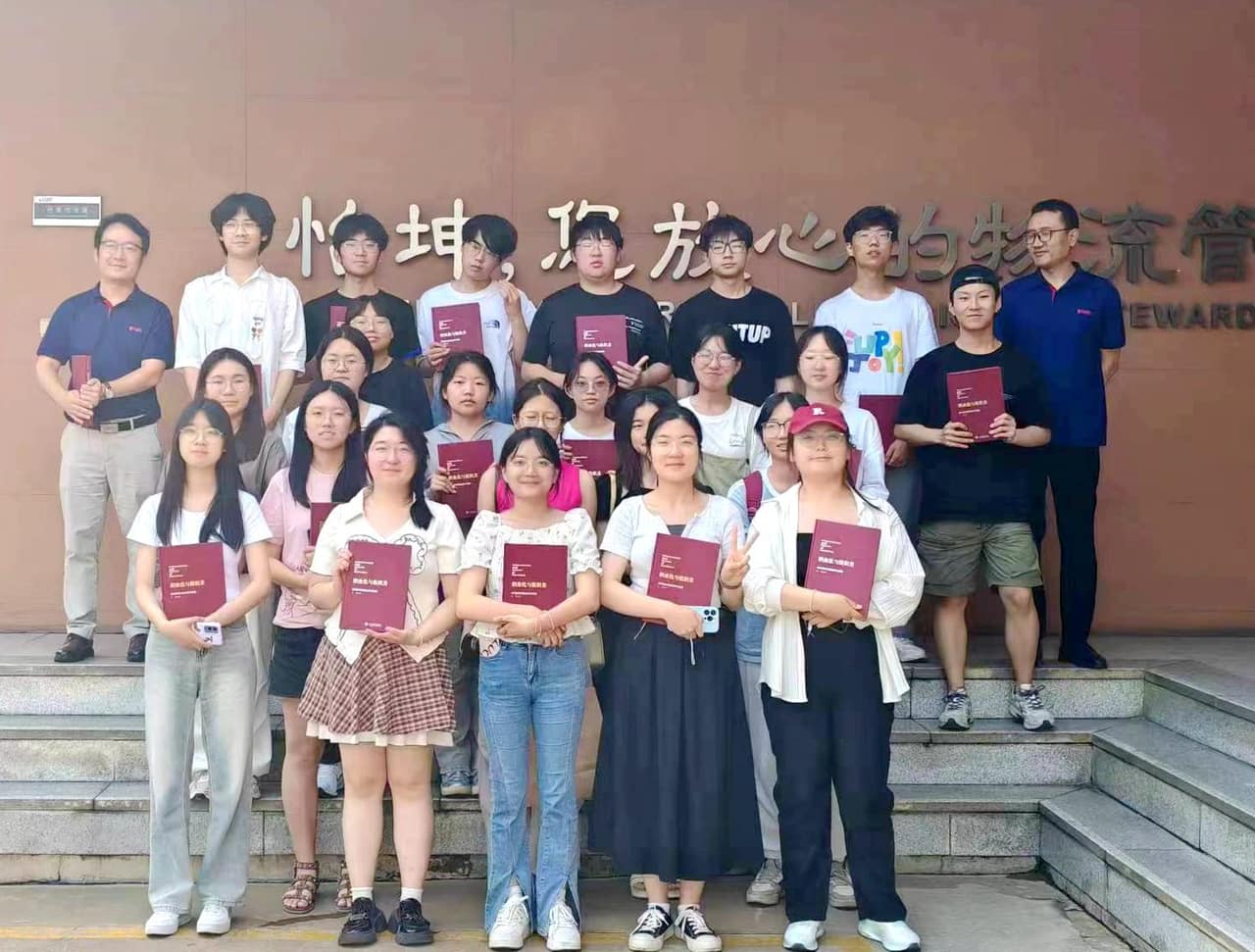 青岛大学商学院学生参观学习：知行合一，共话未来