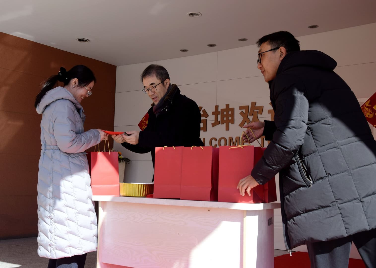 怡坤蛇年春节开工大吉：发红包、讲安全